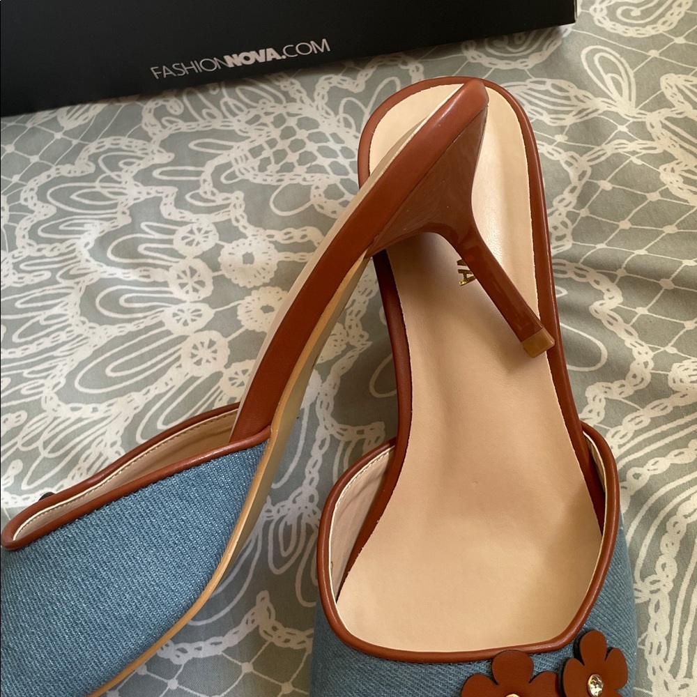 Fashion Nova Denim and Brown Floral Slides
New, in box 8 1/2 size….about 2’ - Picture 6 of 7